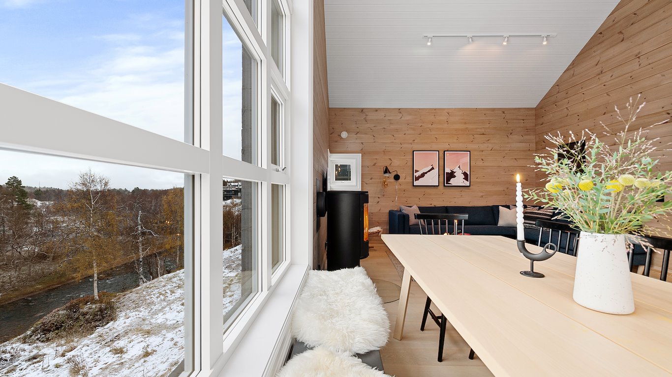 Stranda Fjellgrend 42B med moderne interiør og utsikt mot fjellene på Strandafjellet
