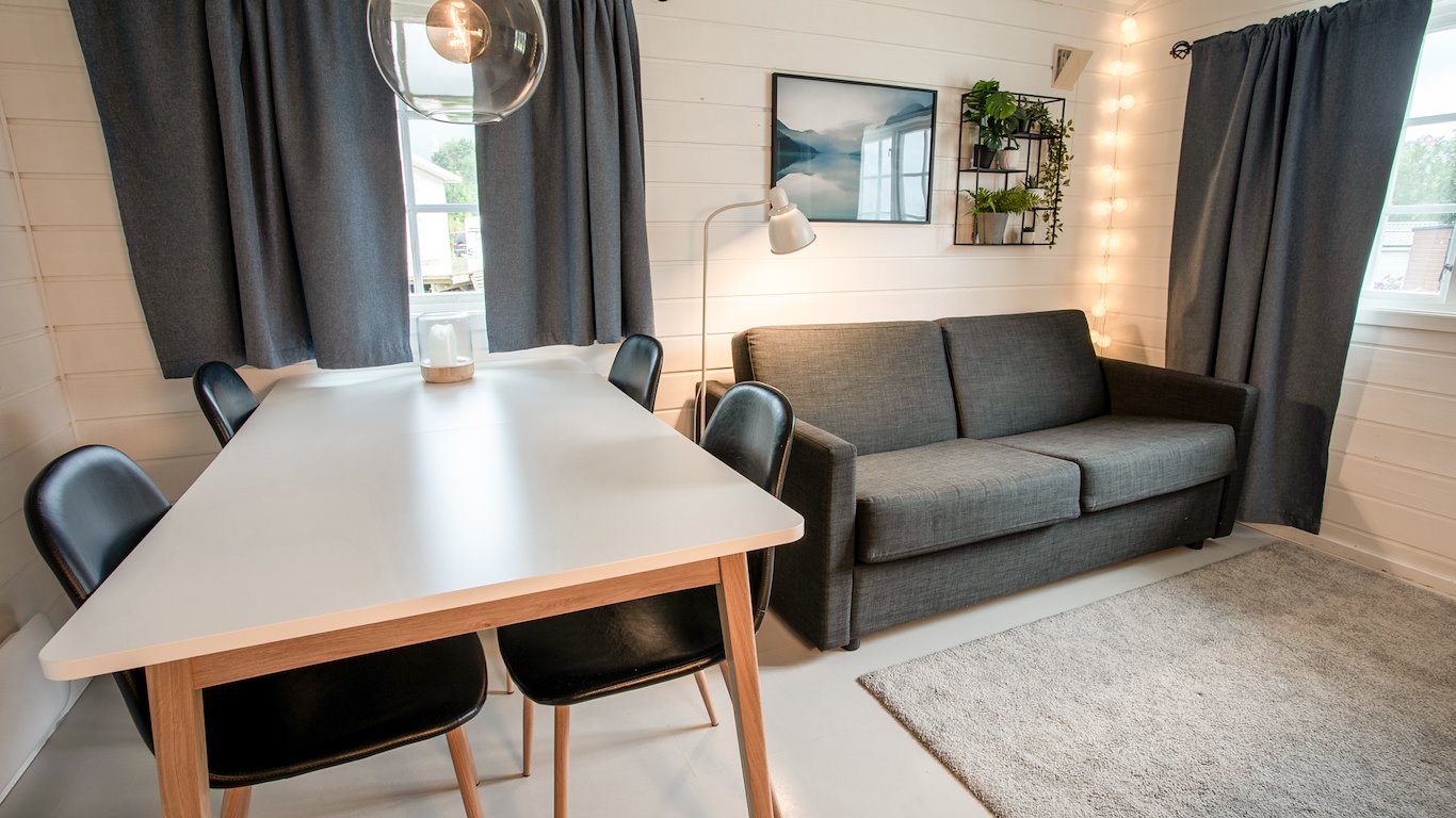 Koie Family med lun hyttestemning og udsigt mot fjord og fjeld på Strandafjellet