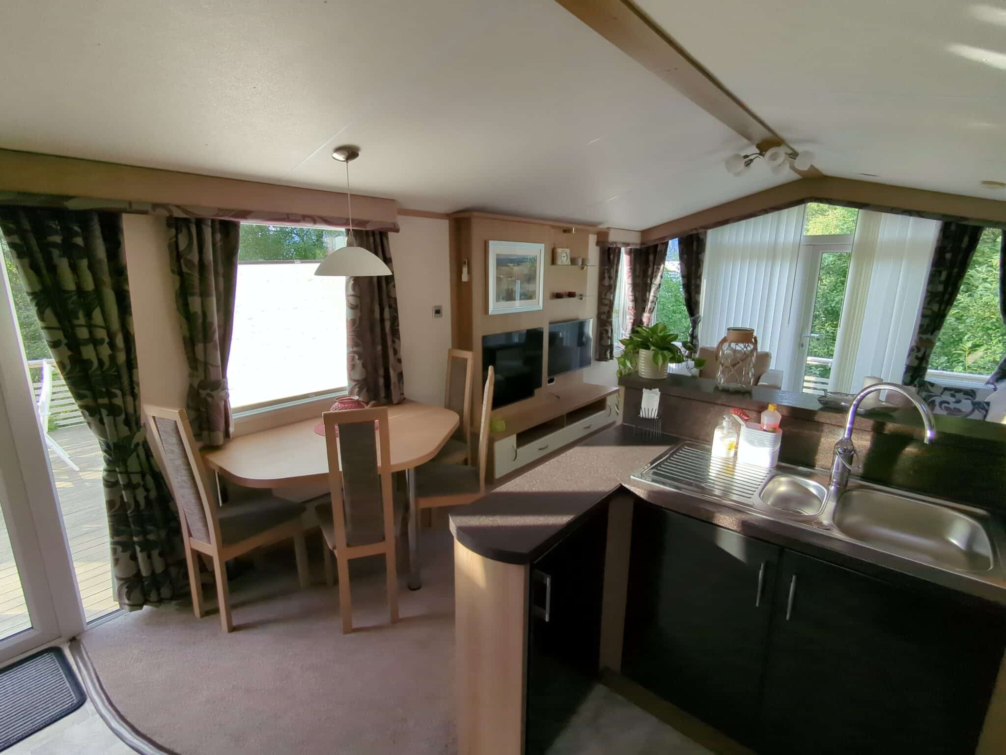 Koie Holiday Home 25 med terrasse og utsikt mot fjord og fjell i Stranda