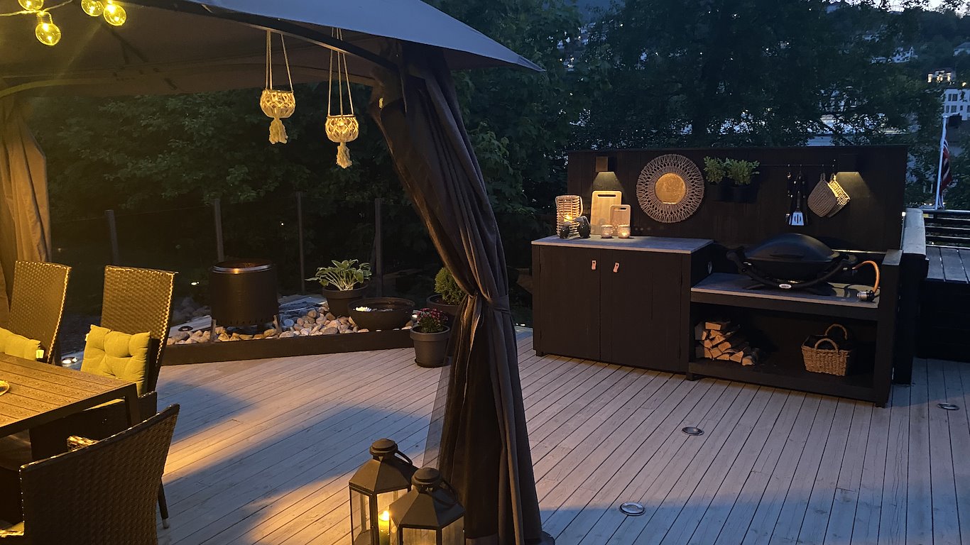 Koie Holiday Home 3 med terrasse og utsikt mot fjell og natur i Stranda