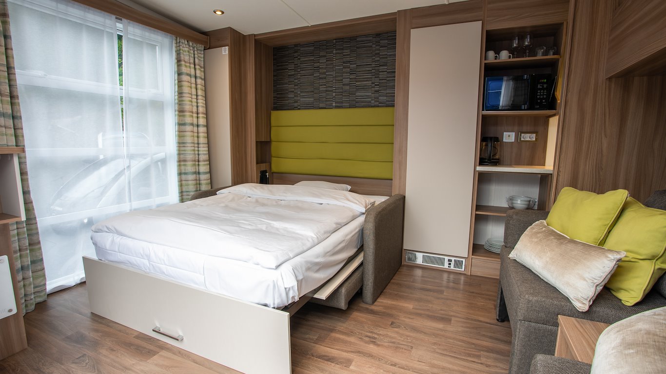 Koie Smart med smart romløsning og terrasse i Stranda