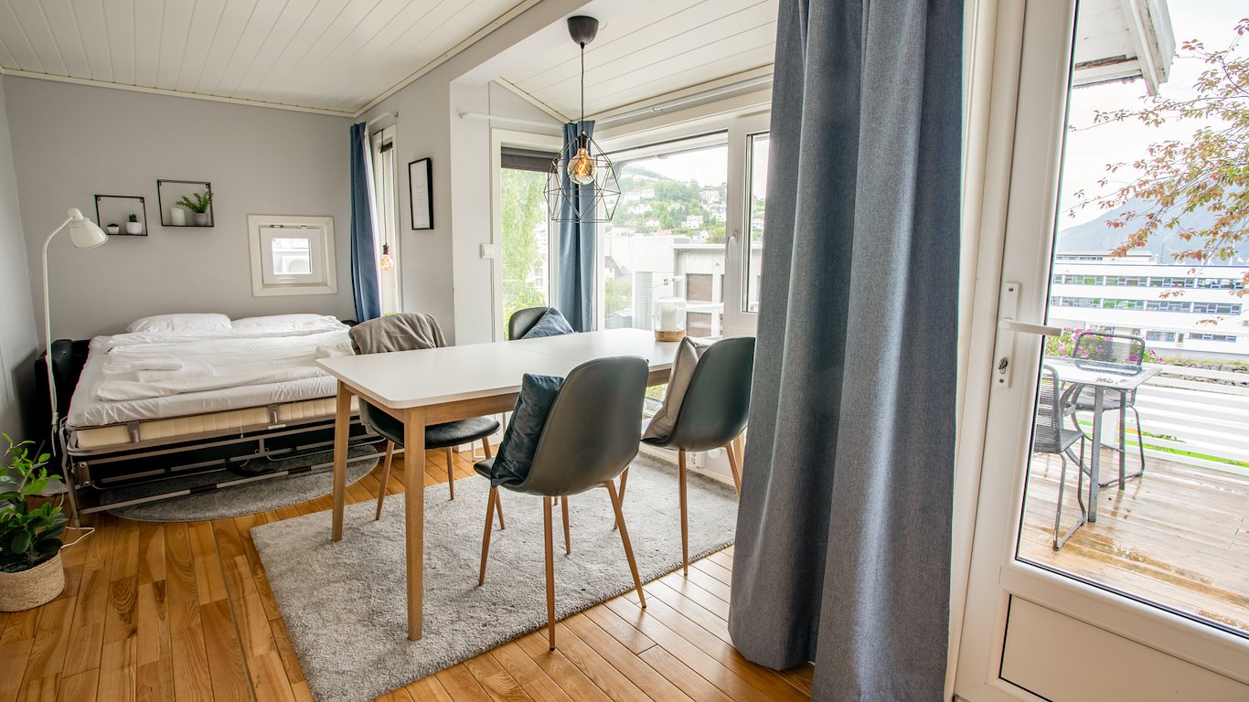 Koie Standard 1 med terrasse og udsigt mot fjord og fjeld i Stranda