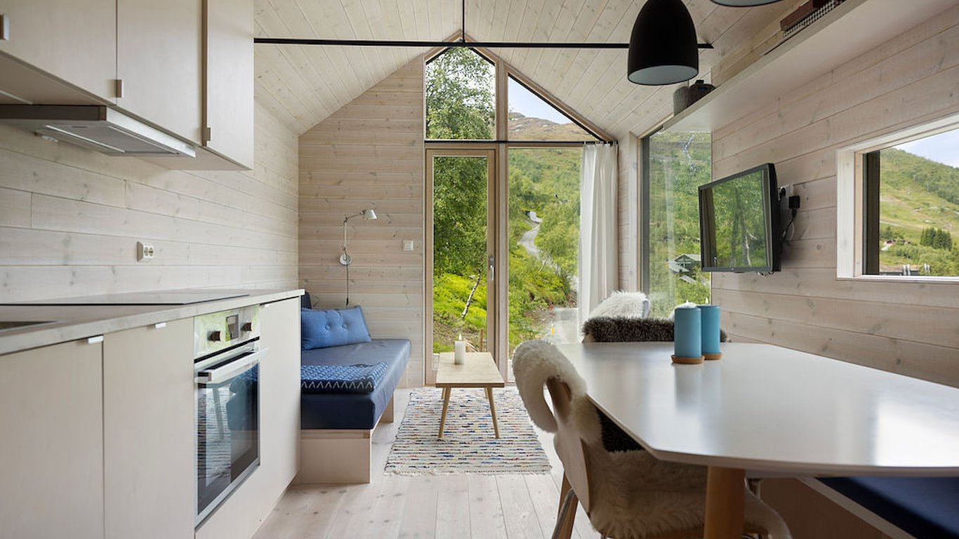 Tiny Mountain Cabin II med uteområde, bålpanne og utsikt mot fjellene på Strandafjellet